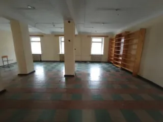 Здание 1128,5 м², нежилое, кадастровый номер 18:28:000010:653, и сооружение 76 м (вводы хозяйственно-питьевого водопровода от колодцев ВК-3.2,16; ВК-3.2,19 до наружной стены здания, назначение: сооружения коммунального хозяйства), кадастровый номер 18:28:000010:1053, адрес: Удмуртская Республика…