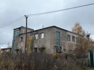 Здание Здание – молочный завод, назначение: нежилое, 2-этажное, (подземных этажей – 0), общая площадь 995,1 кв.м., кадастровый номер: 47:05:0103001:301, с земельным участком, категория земель: земли населённых пунктов, разрешённое использование:  для производственной деятельности, общая площадь 4…