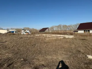 Земельный участок 1010 кв.м и дом 74,46 кв.м, Барнаул, Алтайский край. Земельный участок, расположенный по адресу: Российская Федерация, Алтайский край, г. Барнаул, п. Центральный, ул. Ярославская, дом 12, площадь 1010, уточненная площадь, погрешность 22.0 кв.м, категория: земли населенных пунктов…