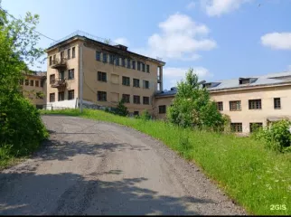 - отдельно стоящее нежилое здание стационара общей площадью   3 101,4 кв. м, кадастровый номер 42:12:0106003:1129, расположенное по адресу: Кемеровская область - Кузбасс, Таштагольский район,  пгт Мундыбаш,       ул. Григорьева, д. 22. - земельный участок общей площадью 2 873 кв. м, кадастровый…