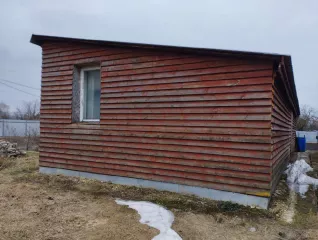 Земельный участок площадью 1169 +/- 12 кв.м., размер доли: 1/2 кадастровый номер: 62:27:0011107:10 и расположенный на нем 
Жилой дом площадью 73.3 кв.м. размер доли: 1/2 кадастровый номер: 62:27:0011107:64 Находится в долевой собственности
По адресу: обл. Рязанская, г. Сасово, Малышева, д. 24