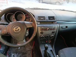 Mazda 3 2007 года, 150 л.с., пробег 214306 км. VIN JMZBK12F681598912, объем двигателя 1999 куб. см, масса 1320 кг, левый руль, бензиновый двигатель. Имеются сколы, царапины, коррозия, колеса спущены, аккумулятор разряжен.