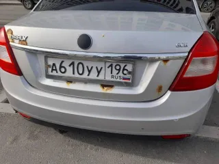 Geely GC6, 2014 года, 94 лс, 397464 км, легковой автомобиль, VIN X9W8624SGED000795, марка: Geely GC6, год изготовления: 2014, мощность двигателя, л. с. (кВт): 94, цвет: серебристый, вид собственности: индивидуальная, пробег 397464. На кузове невооруженным глазом видны следы коррозии.