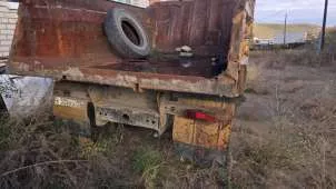 Автосамосвал Камаз 55111, г.в. 2001, грн Е492ВУ 75RUS. Состояние крайнее "условно пригодное", близкое к "удовлетворительному". Требует проведения обслуживания и ремонта отдельных систем и агрегатов. Внешний вид удовлетворительный. Грузовой самосвал (разукомплектован - рама, металлолом) Камаз 5511…