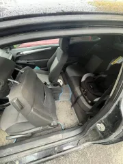 Opel Astra 2011 года, 116 л.с. VIN: XWF0AHL08B0008963, цвет черный, регистрационный номер С603СЕ96. Имеются потертости и царапины на лакокрасочном покрытии. Требуется химчистка салона.