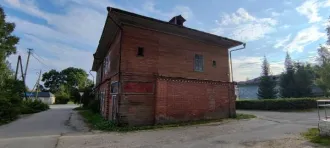 Земельный участок 395 кв.м и нежилое здание 304,4 кв.м, Архангельская область. Земельный участок площадью 395 кв.м, кадастровый номер 29:08:013101:628 (реестровый номер федерального имущества П11310007750), категория земель – земли населенных пунктов, вид разрешенного использования – общественное…