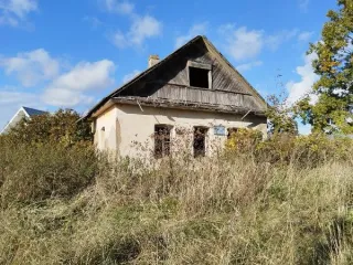 Нежилое здание 53.7 кв.м с участком 1010 кв.м, Ленинградская область. Кадастровый номер 47:23:0220001:247, расположено по адресу: Российская Федерация, Ленинградская область, Гатчинский муниципальный район, Пудостьское сельское поселение, д. Скворицы, д. 38б. Земельный участок кадастровый номер…