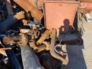 Лом черного металла 645 кг. Вес 645 кг, реестровый номер 0024КДЗ0000052, местонахождение: Российская Федерация, Санкт-Петербург, город Сестрорецк, Заречная дорога, дом 9, литера Б (склад № 7 Ремонтного участка Курортного района теплоснабжения). Имущество получено в ходе демонтажа движимого…