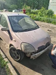 Toyota Vitz 2001 года, розового цвета. Государственный номер К260ВМ138. Модель двигателя 1SZ, номер двигателя 0778413. Номер кузова SCP10 3258191. Мощность 70 л.с. (51 кВт), объем 997 куб. см, бензиновый двигатель. Разрешенная максимальная масса 1145 кг, масса без нагрузки 870 кг. Производитель…