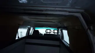 ГАЗ 2705, 2002. Автомобиль ГАЗ, модель: 2705, год изготовления: 2002 г.в., VIN: ХТН27050020242987, г.р.з. Т647УЕ47, вид собственности – совместная с супругом Арефьевым А.А. Автомобиль в неудовлетворительном состоянии, не находу, имеет сквозную коррозию металла по всему кузову, некомплектен…