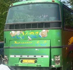 SETRA S 215НD, зеленый, 1982, 790 000 км, 10.3 МТ  137 л.с., дизель, задний, VIN отсутствует, № кузова VS9245HD0M1001892, в моторном отсеке отсутствуют ремни, отсутствуют фары, элемент бампера, часть приборов на панели, отдельные узлы, ключи от транспортного средства, СТС, г. Пермь, ограничения и…