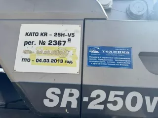 Кран КАТО KR-25H-V5, 2004 г.в., заводской номер KR258-1466, номер двигателя 967466, серого цвета, б/у, в рабочем состоянии, передняя левая фара заклеена скотчем, задний левый стоп-сигнал разбит, правые заклеены скотчем, крышка левого зеркала отсутствует, левый поворотный сигнал разбит, г/н…