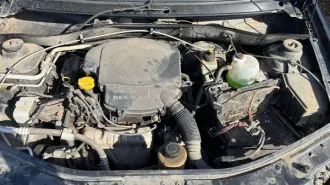 Renault SR 2010 года, государственный номер А811ХМ43, VIN: X7LLSRB1HAH305351, черного цвета. Задний левый бампер сломан, передних фар нет, машина на летней резине, стоят 4 колеса, через стекло просматриваются сидения, отсутствует звуковой сигнал на руле, без магнитолы, аккумулятор отсутствует…