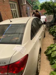 Легковой автомобиль (седан) Chevrolet Cruze, 2011 г.в., г/н В774НХ161, VIN XUFJA696JB3040020, белого цвета, имеются потертости на переднем бампере, вмятина на переднем правом крыле, вмятина в нижней части задней левой двери, пробег 127 766 км. Адрес: Ростовская область, г. Таганрог, пер. 21-й, д…