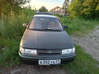 Легковой автомобиль, марка: ВАЗ, модель: 21104, год изготовления: 2005, цвет: темно зеленый, VIN: ХТА21104060910523, г/н: В302УВ21. Титульный собственник   супруг должника. На ходу, двигатель в рабочем состоянии, дно ржавое и гнилое, просветы. Не эксплуатируется примерно с 2020 года.