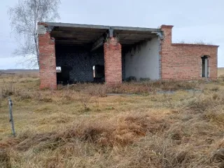 Нежилое здание Здание, назначение: нежилое, площадь 386,7 кв.м., количество этажей 1, в том числе подземных 0, адрес: Курганская область, р-н Щучанский, с. Сухоборское, кормоцех 2, кадастровый номер 45:23:040803:385 
Год ввода в эксплуатацию: 1986 
Количество подземных этажей : 0 
Вид ограничений и…