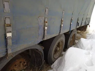 Прицеп Montracon 1996 года, идентификационный номер SMRC3A04496D54440. Техническое описание: Гнилой. Тент рваный, стойки сгнили и отвалились. Ворота плохие, резина под замену. Одно колесо отсутствует. Лопнули две пневмоподушки. Тент бока и крыша не работают.