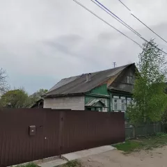 Жилой дом, площадью 97.5 кв.м., назначение: Жилое, количество этажей: 1, кадастровый (условный) номер: 69:40:0300101:166, общая долевая собственность, размер доли: 63/140, Адрес (местонахождение): Россия, обл Тверская, г Тверь, ул Красного Октября, дом 83, расположенный на 
Земельном участке…