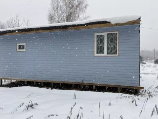Земельный участок, кадастровый номер 47:16:0432002:552, площадь: 1100 +/-12 кв.м, тип собственности: Общая собственность. Адрес: Российская Федерация, Ленинградская область, Кировский муниципальный район, Синявинское городское поселение, г. п. Синявино, ул. Новая, з/у 7, 
Здание, кадастровый номер…