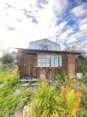 Земельный участок площадью 546 кв.м и здание площадью 20.4 кв.м. Адрес: Россия, Удмуртская Республика, г. Воткинск, территория СНТ "Сад 5", ул. 7-я, дом 77. Кадастровый номер участка: 18:27:070806:16. Здание нежилое, одноэтажное, кадастровый номер: 18:27:070805:188.