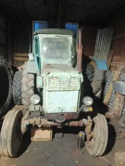 Трактор Т-40 АМ 1990 года выпуска, зеленого цвета. Номер двигателя: 2750843. Номер коробки передач: 1211940. Заводской номер машины (рамы): 357498. Государственный регистрационный номер: 43 КХ 7617.