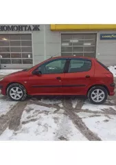 Легковой автомобиль PEUGEOT 206, 2006 г.в., VIN VF32AKFWR44989191, цвет: красный, мощность двигателя 74,8  л.с., объем двигателя 1060 куб.см. Коробка автомат, багажник крашеный, из коробки течет масло, с радиатора антифриз. По ходовой тоже есть нюансы. На ходу.