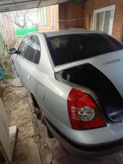 Автомобиль марки Hyundai модель Elantra, 2005 г.в., VIN KMHDN41BP6U247487, цвет серебристый, мощность двигателя 112 л.с. Имеются внешние повреждения: потертости, царапины, вмятины, очаги коррозии на кузове, трещины и сколы стекол. На момент публикации объявления на официальном сайте МВД России…