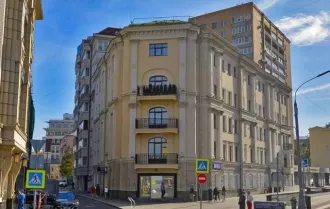 Квартира 195,6 кв.м. и мебель с техникой, Москва, улица Большая Якиманка, дом 17/2, строение 2, квартира 10, кадастровый номер 77:01:0002008:2246. Постер 55x45 (1 шт.); зеркало с 3-мя светильниками (1 шт.); раковина (1 шт.); унитаз (1 шт.); платяной шкаф без дверей 240x90x70 (2 шт.)…