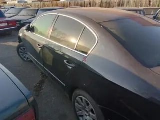 Volkswagen Passat 2008 года, государственный номер С869ТМ124, VIN XW8ZZZ3CZ9G000371. Автомобиль разукомплектован, запчасти находятся в салоне и багажном отделении. Ключи и СТС изъяты. Находится в залоге у банка. Состояние и комплектность не проверялись. Имущество обращено в доход государства…