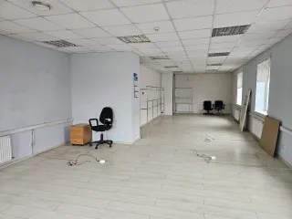 Нежилое помещение общей площадью 347.4 кв.м, расположенное по адресу: г. Москва, ул. Маленковская, д. 32, стр. 2А, помещение 33/2 (номера на поэтажном плане: этаж 2 – комнаты с 33 по 44, 51, 52; этаж 3 – комнаты 1,2). Кадастровый номер: 77:03:0003004:1733. Помещение находится в залоге АО «РМБ»…