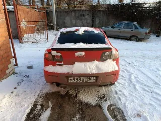 Mazda 3 2007 года, 150 л.с., пробег 214306 км. VIN JMZBK12F681598912, объем двигателя 1999 куб. см, масса 1320 кг, левый руль, бензиновый двигатель. Имеются сколы, царапины, коррозия, колеса спущены, аккумулятор разряжен.