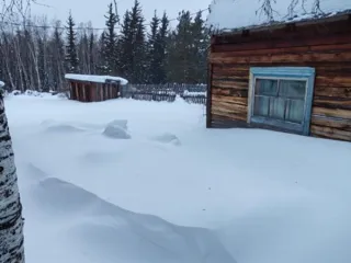 Участок 300 кв.м с гаражом 22.4 кв.м, Иркутская область, с. Ербогачен, ул. Набережная, 31а. Кадастровый номер участка: 38:23:020102:1517, реестровый номер федерального имущества П11400013511. На участке расположено нежилое здание (гараж) площадью 22,4 кв.м, кадастровый номер 38:23:020102:677…