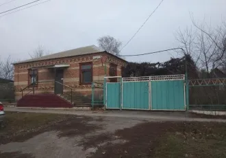 Земельный участок общей площадью 368,0 кв. м, кадастровый номер 61:23:0030327:17, с расположенным на нем нежилым зданием площадью 103,2 кв. м, кадастровый номер 61:23:0030327:74, по адресу: Ростовская область, Милютинский район, ст-ца Милютинская, ул. Красноармейская, 30