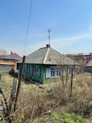 Жилой дом площадью 41.8 кв. м по адресу: Кемеровская область, г. Прокопьевск, ул. Демьяна Бедного, д. 9. Кадастровый номер: 42:32:0102005:12672. Земельный участок, на котором расположен дом, не входит в состав продажи и не принадлежит продавцу на праве собственности.