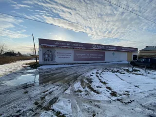 Здание магазина 334.9 м² с земельным участком 1283 кв.м. по адресу: Новосибирская область, Искитимский район, село Новолокти, улица Советская, дом 14. Включает: 1. Здание магазина ТПС "Универмаг", нежилое, одноэтажное, площадь 334.9 кв.м., кадастровый номер 54:07:043001:332. 2. Земельный участок…