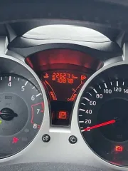 Nissan Juke 2017 года, 117 л.с., пробег 226271 км, АКПП. Цвет белый, VIN SJNFBAF15U7393153. Модель двигателя HR16, бензиновый, объем 1.6 л (1598 куб. см), экологический класс 5. Автомобиль в нормальном состоянии, был в ремонте после аварии, могут быть скрытые дефекты с учетом эксплуатации.