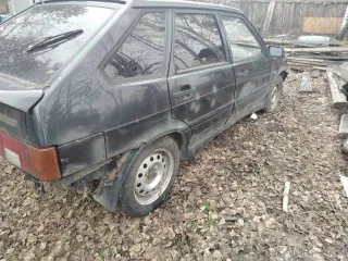 ВАЗ 2114, 2007 года, черный, 1.6 л (81 л.с.), пробег 300000 км. VIN: XTA21144074457740. Двигатель и коробка передач в хорошем рабочем состоянии. Требует ремонта: отсутствует аккумулятор, имеются сколы, царапины и очаги сквозной коррозии на крыльях, порогах и дверях. Возможны другие скрытые…