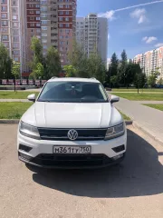 Автомобиль марки Volkswagen Tiguan, VIN: XW8ZZZ5NZKG215668, год выпуска 2018, цвет белый. Проблемы с кузовом и лакокрасочным покрытием (последствия ДТП): многочисленные сколы и повреждения ЛКП, вмятины (бампер передний, бампер задний, капот, крыша, задняя левая дверь, заднее правое крыло, правая…
