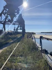 Причальная стенка протяженностью 304 м с кадастровым номером 70:19:0000004:1039, расположенная по адресу: Томская область, Колпашевский район, г. Колпашево, ул. Портовая, д. 21, строение 15. Общая площадь: 304 кв. м. Кадастровая стоимость: 13 036 577.4 руб. Имеется обременение в виде договора…