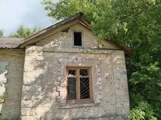 Земельный участок 1165 кв.м и здание 275.9 кв.м, Тульская область. Земельный участок с кадастровым номером 71:12:020317:174 общей площадью 1 165 кв.м, здание служебное с кадастровым номером 71:12:020317:394 общей площадью 275,9 кв.м, расположенные по адресу: Тульская область, р-н. Киреевский, рп…