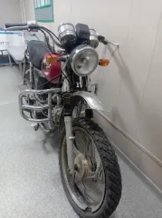 Alfa AW 50Q, без гос.рег.знака, VIN LEAPCBOOXEOC22404, 2014 г.в., двигатель № 1Р39FМВ14А02678, бак красного цвета, колёса спущены, обод переднего колеса частично сколот, аккумулятор отсутствует, показания одометра 074823, 2 ключа в наличии
