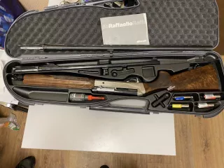 Гражданское оружие – охотничье гладкоствольное ружье Benelli Raffaello Delux Combo, кал. 12x76, № F306954T/C1216286W/C1208662V
Характеристики оружия: дата приобретения оружия – 16.09.2013 года, страна изготовитель – Италия, состояние – хорошее, в рабочем состоянии. 
Находится на хранении в отделе…