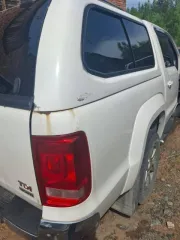 Volkswagen Amarok, 2011 года, 163 л.с., АКПП. Транспортное средство: автомобиль Volkswagen 2H Amarok, год выпуска: 2011, VIN: WV1ZZZ2HZCA004848, регистрационный знак: Х 392 КН 19, цвет белый. Неисправен двигатель, следы коррозии на кузове, вмятины на капоте.