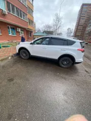 Toyota RAV4 2018 года, цвет Белый Перламутр. VIN: XW7RDREV20S037035, госномер Е352УК28. Модель двигателя 3ZR, бензиновый, номер C322783, мощность 146 л. с. / 107 кВт, объем 1987 куб. см. Кузов XW7RDREV20S037035, максимальная масса 1645 кг.