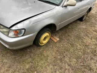 Автомобиль Volkswagen Polo, 2012 г.в., г/н Р392УХ33, VIN XW8ZZZ61ZDG002495; автомобиль Volkswagen Passat, 1991 г.в., г/н М273КУ33, VIN WVWZZZ31ZMB233357; автомобиль Тойота Королла, 1999 г.в., г/н К494КР33, VIN отсутствует, № кузова АЕ100-0305717. Цвет серебристо-желтый, передний бампер имеет…