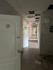 Административное здание 992,2 кв. м, право аренды участка 3559 кв. м, Республика Хакасия. Административное здание, общежитие на 48 мест, назначение: нежилое помещение, 3-х этажное, общей площадью 992,2 кв. м, адрес (местонахождение) объекта: Республика Хакасия, г. Саяногорск, пгт. Майна…