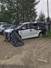 Toyota Voxy 2015 Toyota Voxy, 2015 года, 99 лс, 137343 км, АКПП, автотранспортное средство со следующими характеристиками: модель автомобиля: Toyota Voxy Hybrid, год выпуска: 2015, VIN: ZWRB0-0144128, № кузова: ZWRB0-0144128, модель и № двигателя: 2ZR6541502, (техническое состояние: после ДТП от…