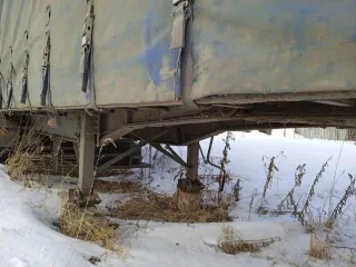 Прицеп Montracon 1996 года, идентификационный номер SMRC3A04496D54440. Техническое описание: Гнилой. Тент рваный, стойки сгнили и отвалились. Ворота плохие, резина под замену. Одно колесо отсутствует. Лопнули две пневмоподушки. Тент бока и крыша не работают.