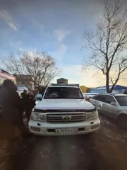 Toyota Land Cruiser 2003 года выпуска, цвет белый перламутровый, государственный номер В105ВА41. Номер кузова UZ11000068586, номер шасси (рамы) UZ11000068586, номер двигателя 2UZ 0095438. Мощность двигателя 235 л.с., объем двигателя 4663 см³. Вид транспорта легковой универсал. Дата выдачи…