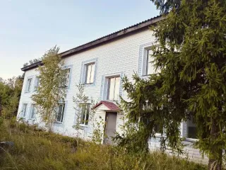 Нежилое здание (учебно-производственный корпус), площадь 492,3 кв.м; земельный участок, площадь 2932 кв.м, расположенные по адресу:  Новгородская область, м.о. Шимский, рп. Шимск, ул. Ленина, д. 48 1. Нежилое здание (учебно-производственный корпус), площадь 492,3 кв. м, кадастровый номер…